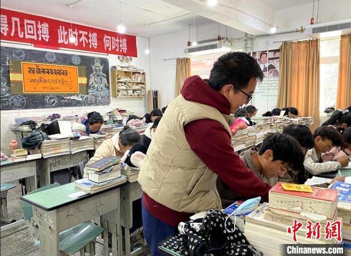 學(xué)生在免費輔導(dǎo)班上課?！∧岈敵?攝