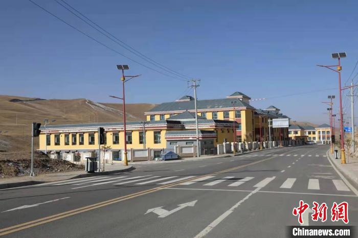 青海黃河岸畔“脫貧戰(zhàn)歌”：村民感受“穩(wěn)穩(wěn)的幸?！?/></a></div>
                        <div   id=