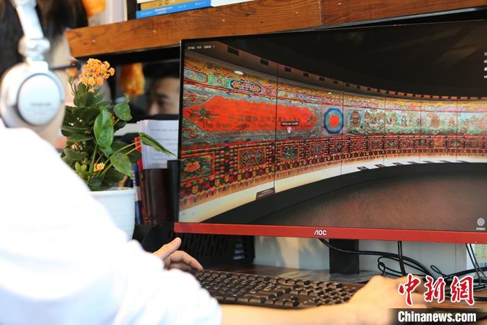 2月23日，青海西寧，市民利用VR瀏覽長達608米的《中國藏族文化藝術彩繪大觀》。農(nóng)歷辛丑牛年新年“巧遇”藏歷鐵牛新年，青海高原農(nóng)牧民特別是生活在城市的藏族民眾，正享受從“流口水”的糌粑到“鎮(zhèn)館之寶”VR體驗的味覺、視覺“大餐”之變。<a target='_blank' ><p  align=