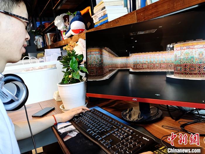 2月23日，青海西寧，市民利用VR瀏覽長(zhǎng)達(dá)608米的《中國(guó)藏族文化藝術(shù)彩繪大觀》。農(nóng)歷辛丑牛年新年“巧遇”藏歷鐵牛新年，青海高原農(nóng)牧民特別是生活在城市的藏族民眾，正享受從“流口水”的糌粑到“鎮(zhèn)館之寶”VR體驗(yàn)的味覺、視覺“大餐”之變。<a target='_blank' ><p  align=