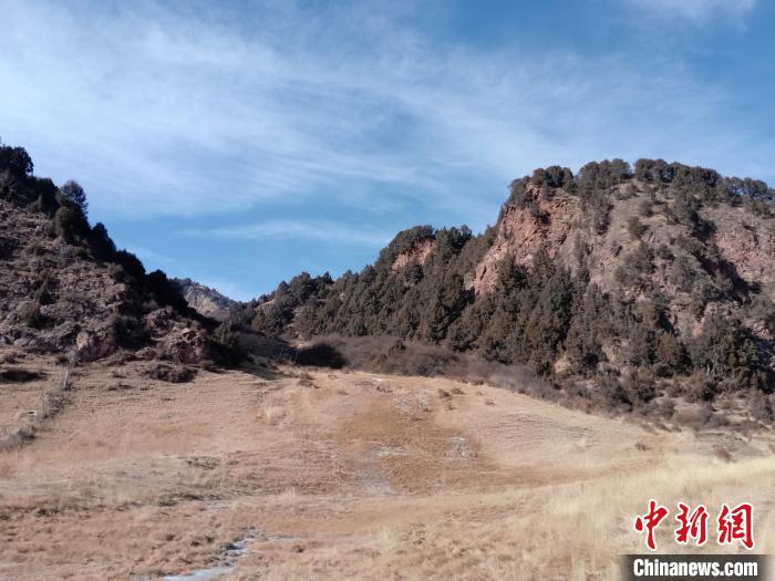 圖為坎布拉外圍地區(qū)的古火山口。孫揚益 供圖 孫揚益 供圖 攝