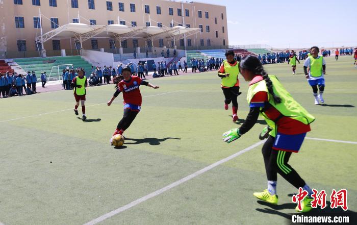 青海湖畔的校園女子足球隊:最想成為中國女足后備軍
