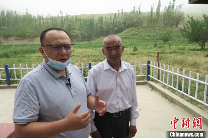 圖右為普魯村當(dāng)年迎接進(jìn)藏先遣連入村的見(jiàn)證者后代西日普·依布地?！畛坛?攝