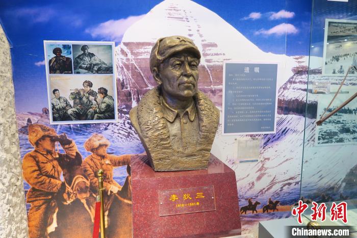 圖為南疆軍區(qū)某合成團(tuán)1連榮譽(yù)室，雕像是進(jìn)藏先遣英雄連總指揮李狄三?！畛坛?攝