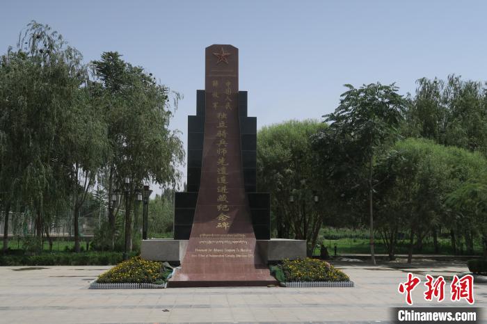 圖為位于于田縣中心的中國(guó)人民解放軍獨(dú)立騎兵師先遣連進(jìn)藏紀(jì)念碑?！畛坛?攝