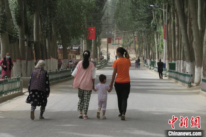 圖為進(jìn)藏先遣英雄連誓師地原址所在的新疆維吾爾自治區(qū)和田地區(qū)于田縣普魯村現(xiàn)貌?！畛坛?攝