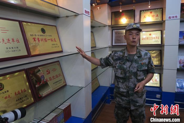 圖為南疆軍區(qū)某合成團(tuán)1連連長(zhǎng)齊楠?！畛坛?攝