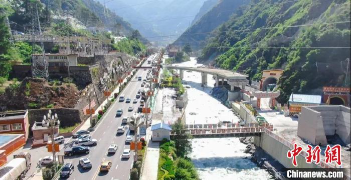 郭達(dá)山隧道進口實況。　康巴傳媒供圖