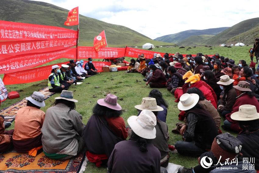 草地上宣講。巴登攝
