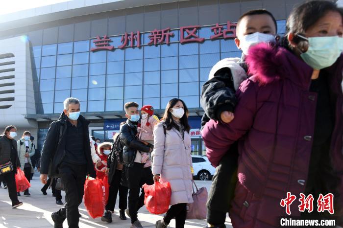 圖為搬遷民眾剛出火車站?！《P 攝