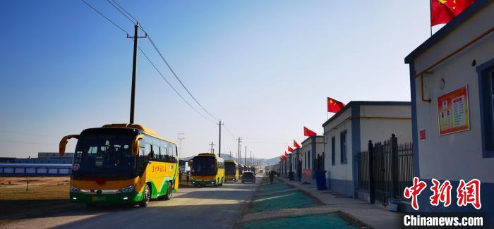 圖為搬遷民眾抵達(dá)安置區(qū)?！∥航ㄜ?攝