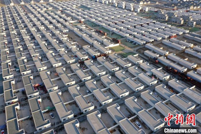 圖為蘭州新區(qū)移民安置區(qū)?！《P 攝