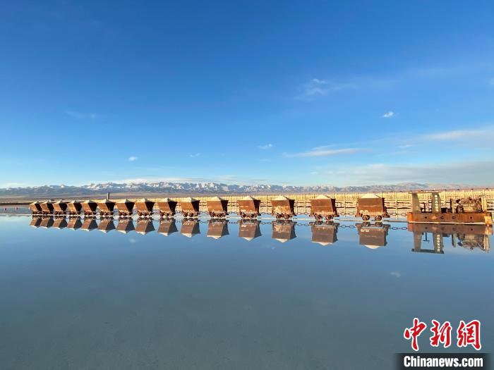 圖為小火車倒影在湖中，湖面如圖明鏡一般。　馬翔 攝