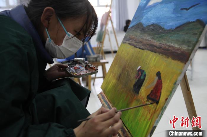 圖為學(xué)生跟著老師學(xué)習(xí)繪畫?！『F龍 攝