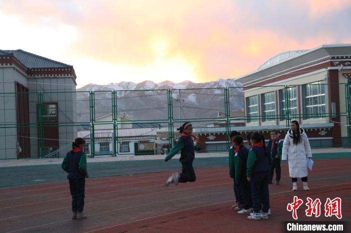 圖為學(xué)生們開展社團(tuán)活動?！『F龍 攝