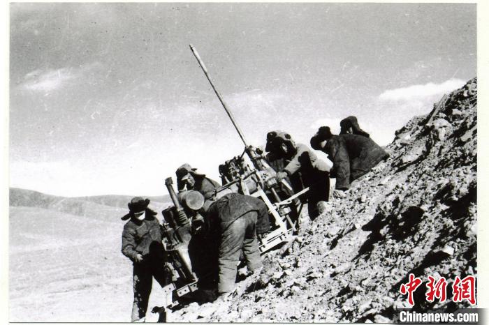 中鐵西北院科技工作者肩挑手扛運(yùn)送地質(zhì)鉆機(jī)。(資料圖) 中鐵西北科學(xué)研究院供圖