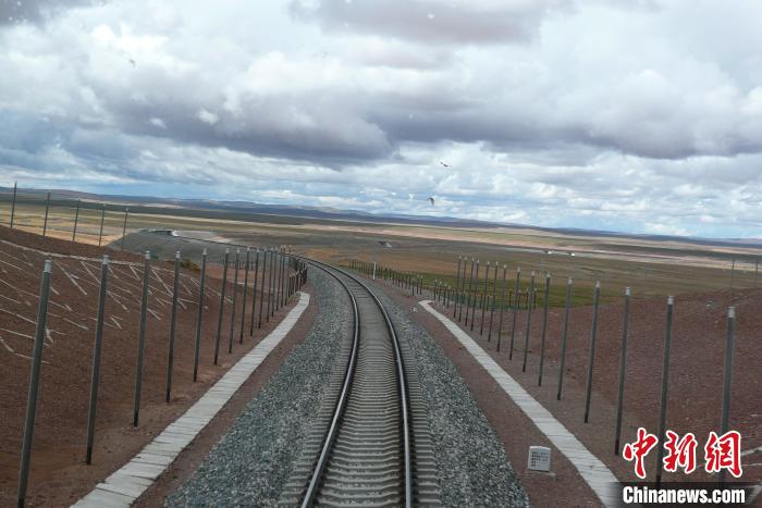 圖為熱棒技術(shù)在青藏鐵路凍土區(qū)的應(yīng)用。(資料圖) 中鐵西北科學(xué)研究院供圖