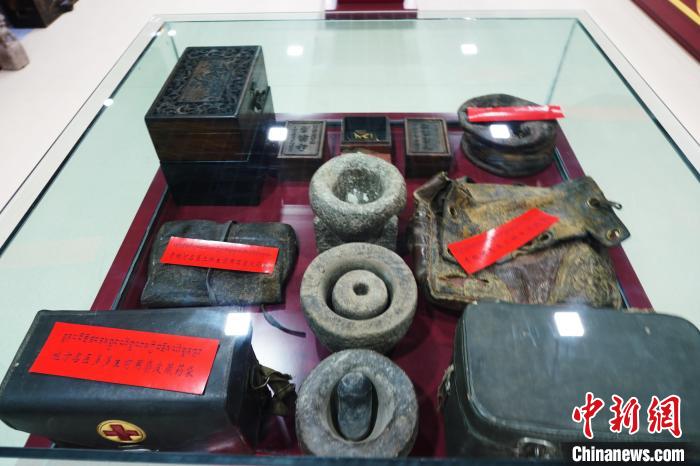 圖為藏醫(yī)傳統(tǒng)制藥石鍋石槽?！●R銘言 攝