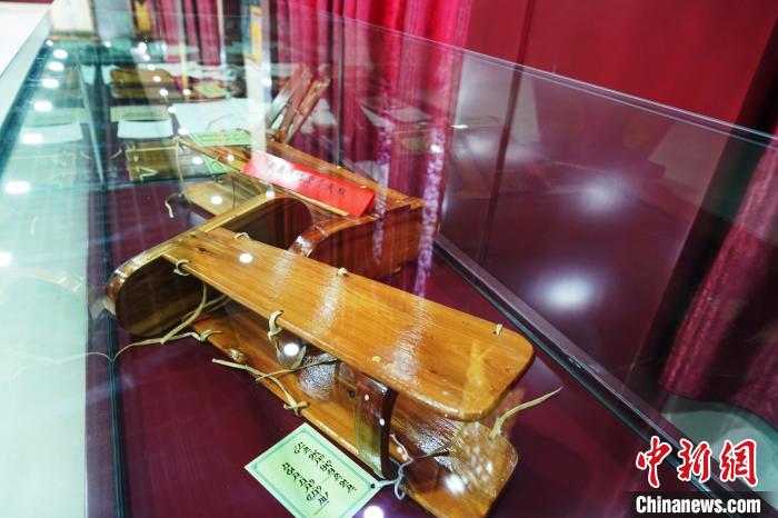 圖為藏醫(yī)外治骨科夾板?！●R銘言 攝