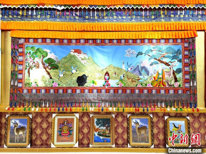 圖為藏繡作品?！∑钤鲚?攝