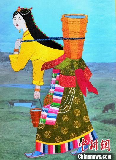 圖為藏繡作品《背水姑娘》?！∑钤鲚?攝