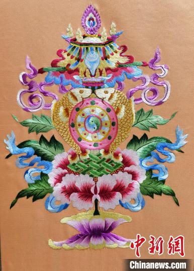 圖為藏繡作品?！∑钤鲚?攝