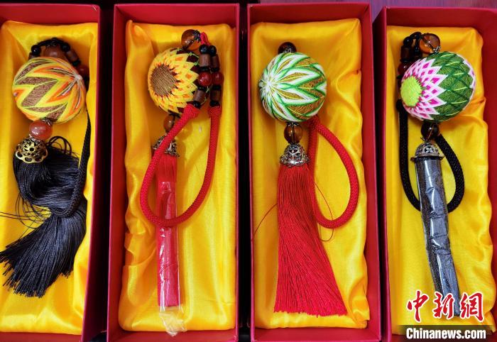 圖為藏繡手工藝品?！∑钤鲚?攝