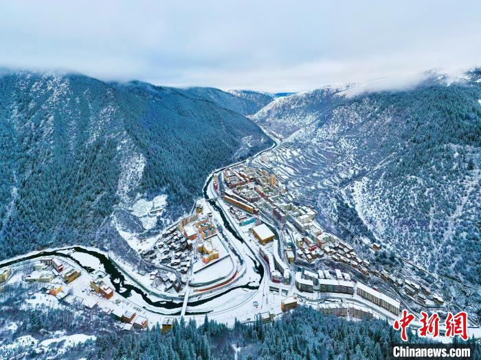 壤塘的雪后美景?！∪捞量h融媒體中心供圖