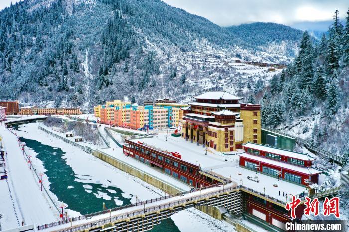 壤塘的雪后美景?！∪捞量h融媒體中心供圖