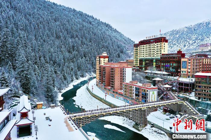 壤塘的雪后美景?！∪捞量h融媒體中心供圖