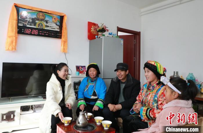 新家是兩層小樓房，一樓布置得充滿現(xiàn)代感，喝著藏式奶茶，一家人聊著今年春節(jié)怎么過?！《∷?攝