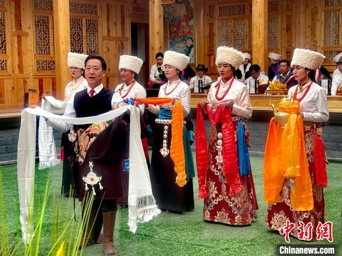 圖為“村晚”現(xiàn)場?！±钣穹?攝