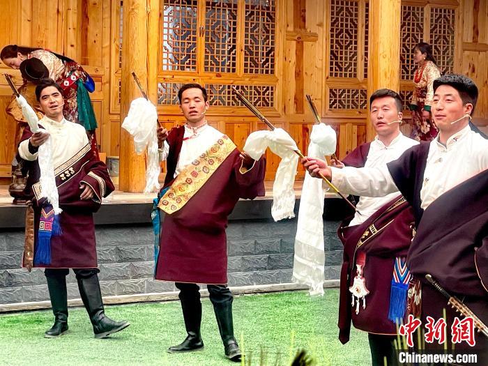 圖為藏族漢子表演節(jié)目?！±钣穹?攝