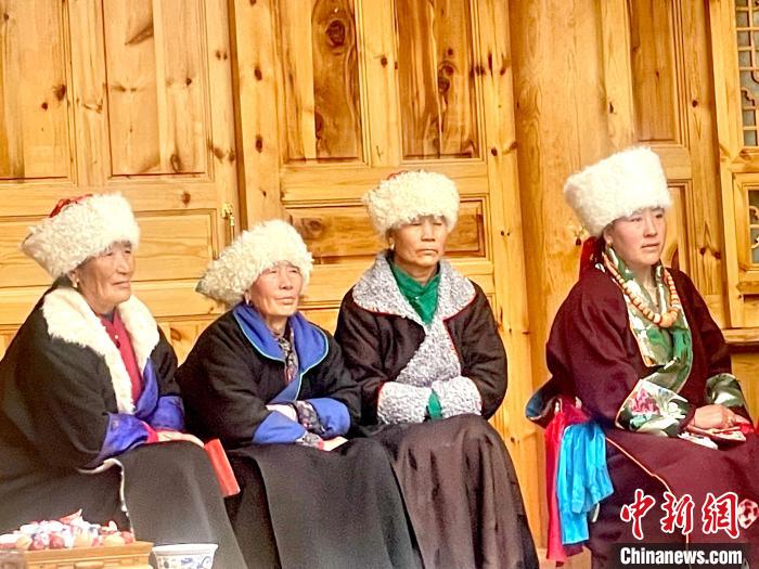 圖為藏族女性觀看“村晚”?！±钣穹?攝