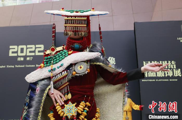 圖為模特展示藏族服飾。　馬銘言 攝