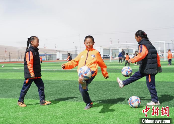 圖為孩子們進(jìn)行顛球訓(xùn)練。　馬銘言 攝