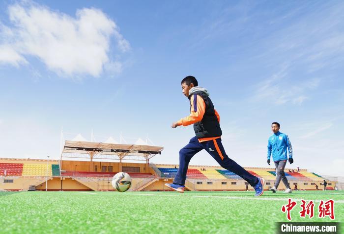 圖為一名男孩運球射門?！●R銘言 攝