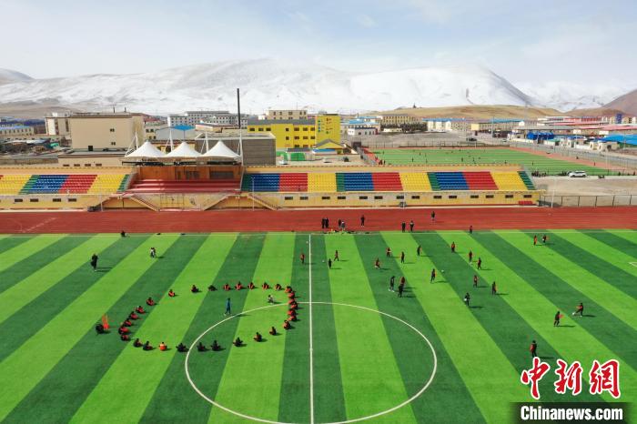 航拍曲麻萊縣足球場?！●R銘言 攝