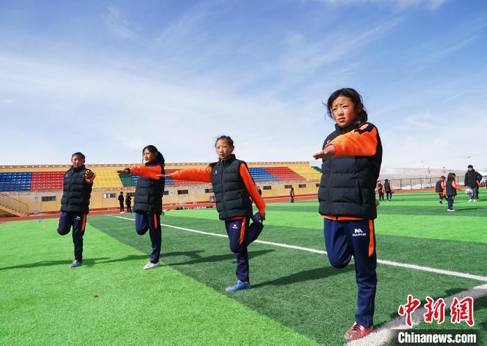 圖為孩子們正在熱身?！●R銘言 攝