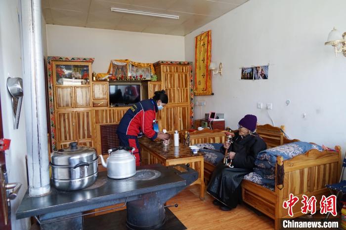 圖為敬老院護工為老人打掃屋內(nèi)衛(wèi)生?！●R銘言 攝