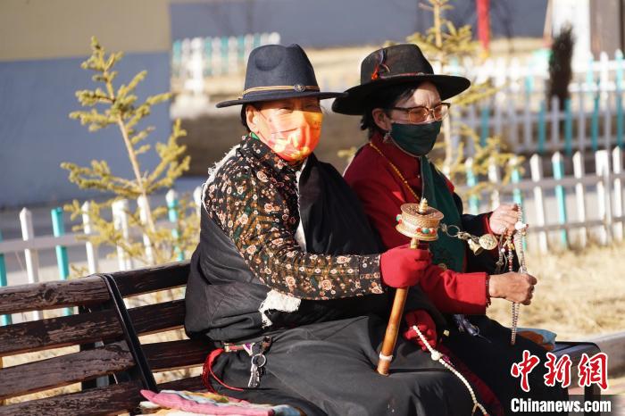 圖為敬老院老人在院內(nèi)曬太陽轉(zhuǎn)經(jīng)桶?！●R銘言 攝