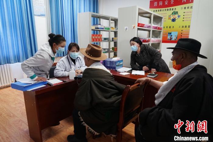 圖為骨科醫(yī)生為敬老院老人們進行集中檢查?！●R銘言 攝