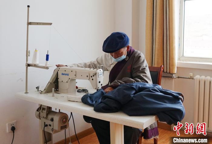 圖為敬老院老人使用縫紉機?！●R銘言 攝