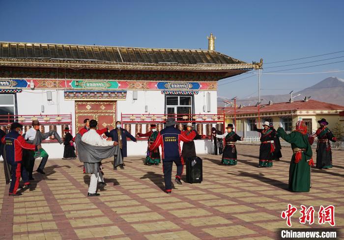 圖為老人們飯后跳起歡快的鍋莊舞蹈?！●R銘言 攝