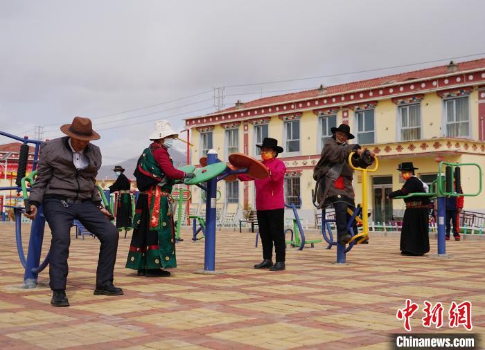 圖為老人們使用健身器材鍛煉身體?！●R銘言 攝