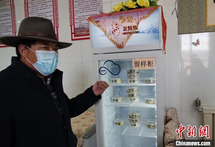 圖為敬老院院長德高介紹，老人們的三餐均有留樣記錄。　馬銘言 攝