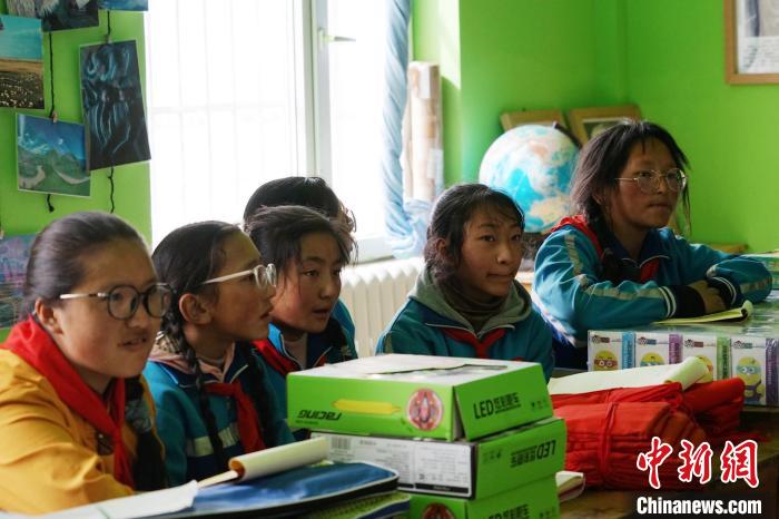 圖為學(xué)生正在認(rèn)真聽(tīng)生態(tài)課。　馬銘言 攝