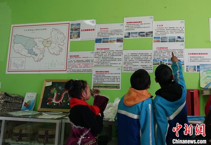 圖為學(xué)生在生態(tài)課堂上了解三江源國(guó)家公園知識(shí)。　馬銘言 攝