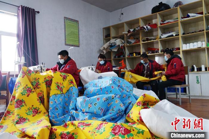 圖為工人們正在制作帳篷。　馬銘言 攝