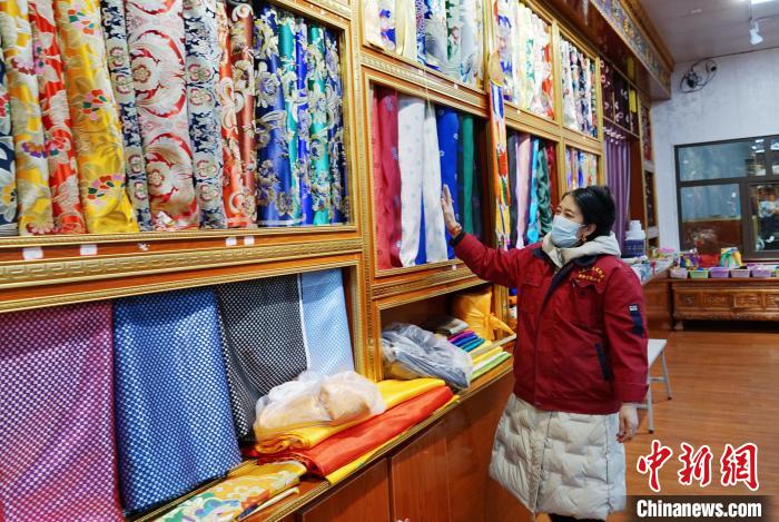 圖為員工清點布匹。　馬銘言 攝